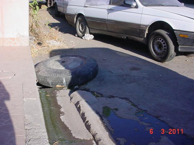 La llanta de camion tapa el hueco del manjol de donde ladrones se llevaron pesada rejilla